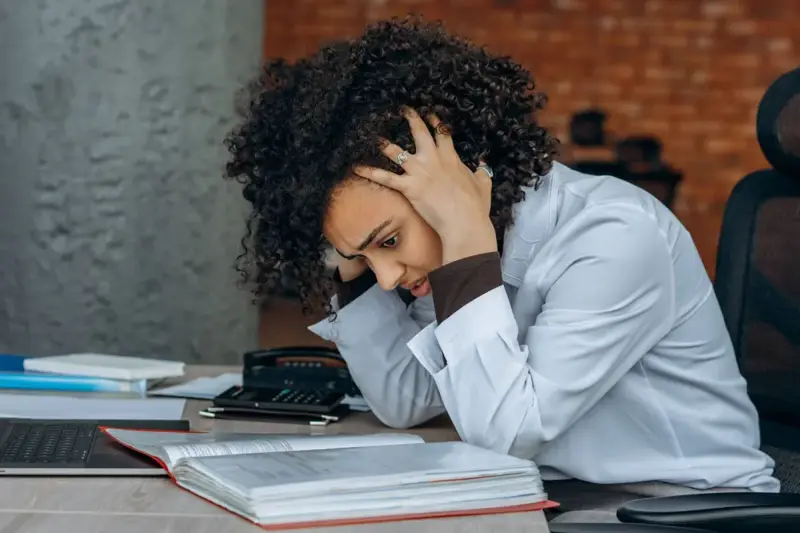 عقلك يطلب الراحة... 9 علامات تكشف إصابتك بالإرهاق الذهني