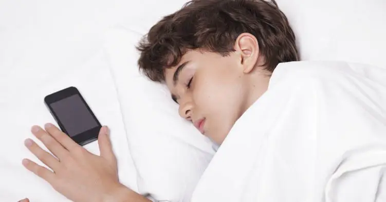 شفق نيوز..طبيب أعصاب يحذر من الهاتف في السرير