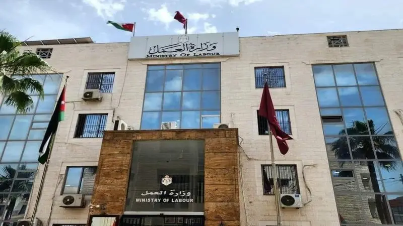 العمل: 500 دينار لتصويب أوضاع العمال غير الحاصلين على تصاريح عن السنوات السابقة