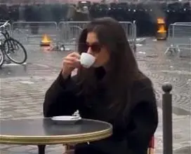 فيديو لسائحة في باريس... احتست القهوة بهدوء تام بينما أعمال الشغب خلفها!