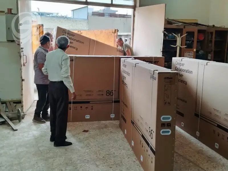 التربية توزع 816 شاشة تفاعلية على مدارس بغداد والمحافظات