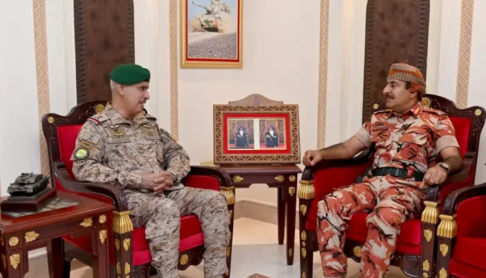 قائد الجيش السلطاني العُماني يستقبل قائدًا عسكريًّا خليجيًّا