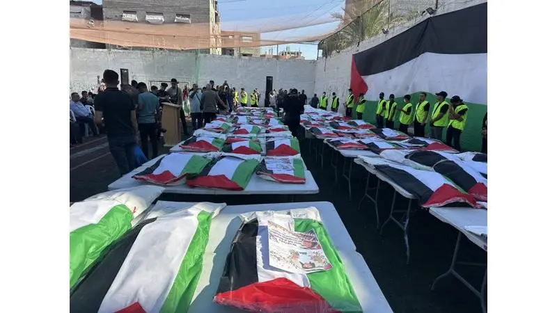 غزة تودّع 75 شهيدا انتُشلت جثامينهم من تحت الأنقاض.. و8 آلاف جثمان ما زالت تنتظر