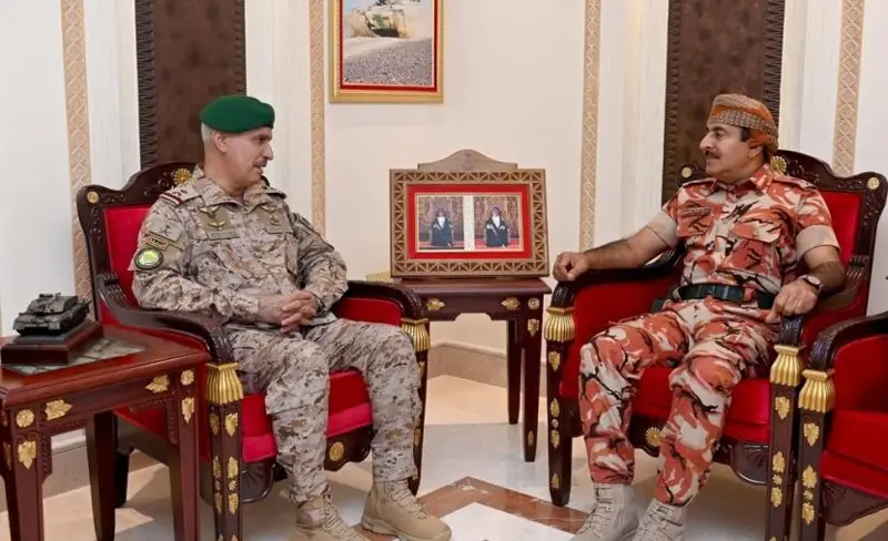 البلوشي يناقش موضوعات عسكرية مع قائد القيادة العسكرية الخليجية