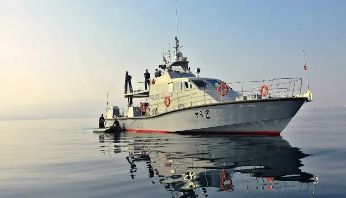 اصطدم قاربهم بالصخور.. خفر السواحل ينقذ مواطنين عالقين في شواطئ الدقم