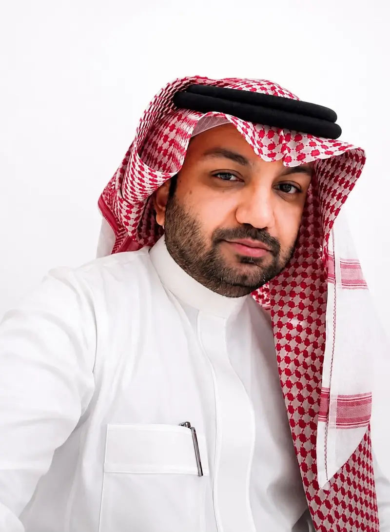 خبير قانون عمل لـ«عكاظ»: إفشاء الأسرار باستخدام الذكاء الاصطناعي ينهي عقد العامل