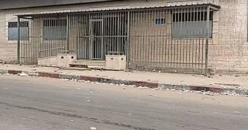 رصاصات الاحتلال تغلق فرع بنك فلسطين في دير البلح مؤقتاً