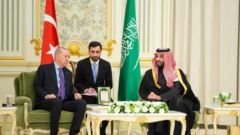 الرئيس التركي يجري اتصالاً بولي العهد ويدين اعتداءات الرياض