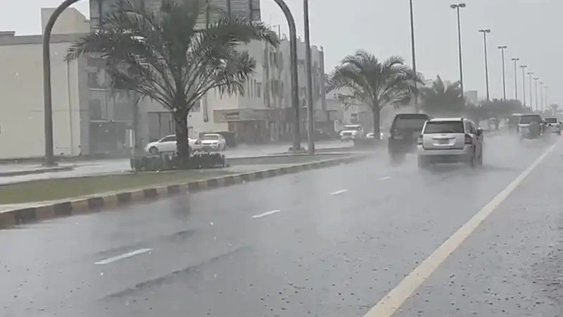 شرطة أبوظبي تدعو للقيادة الآمنة خلال الأمطار وتحذر من الاقتراب من مناطق جريان الأودية