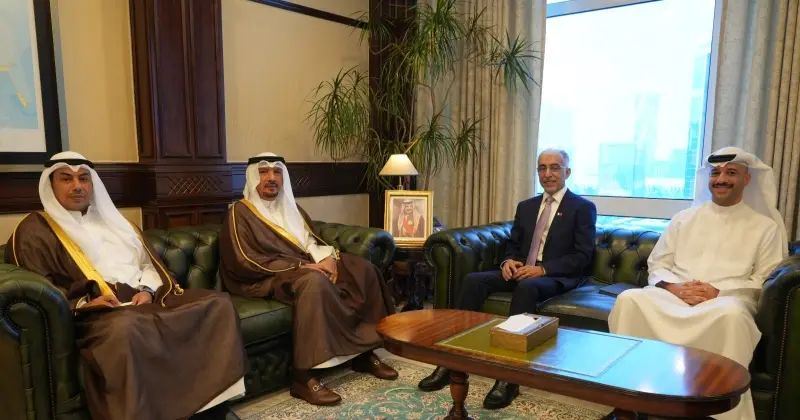 وزير الأشغال البحريني والسفير الكويتي يؤكدان أهمية تبادل التجارب والخبرات التنموية