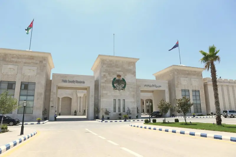 الأمن يكشف ملابسات تحطيم زجاج مركبة شخص من جنسية عربية في الأزرق