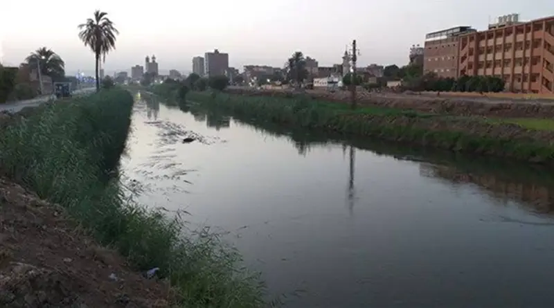 «قناة سوهاج» تبتلع سيارة عائلة.. وفاة فتاتين والعريس لا يزال مفقودًا