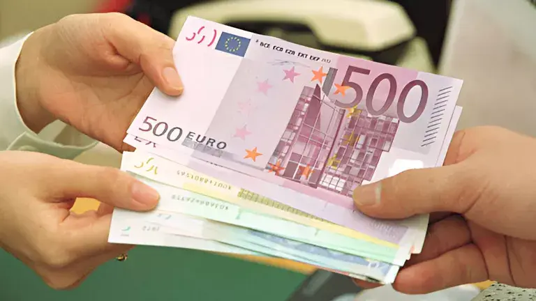 سعر اليورو يتخطى 60 جنيهًا خلال تعاملات اليوم الأحد