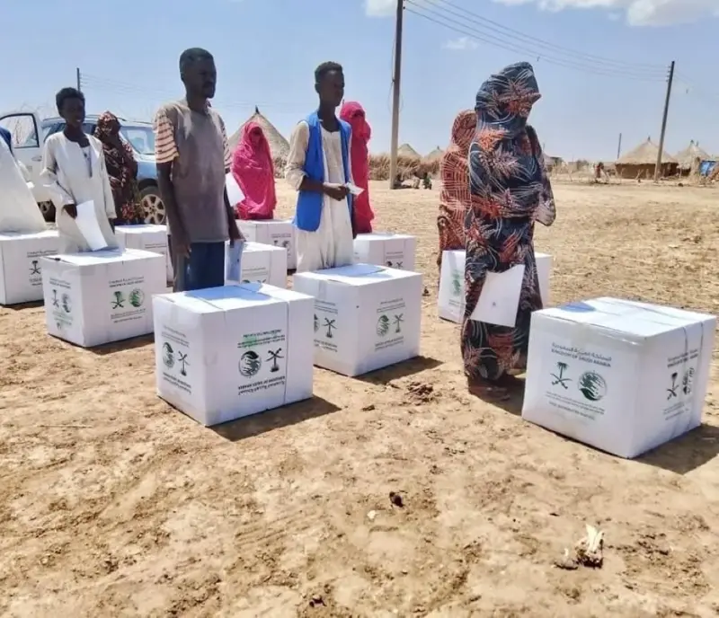 مركز الملك سلمان للإغاثة يوزّع حقائب إيوائية في السودان