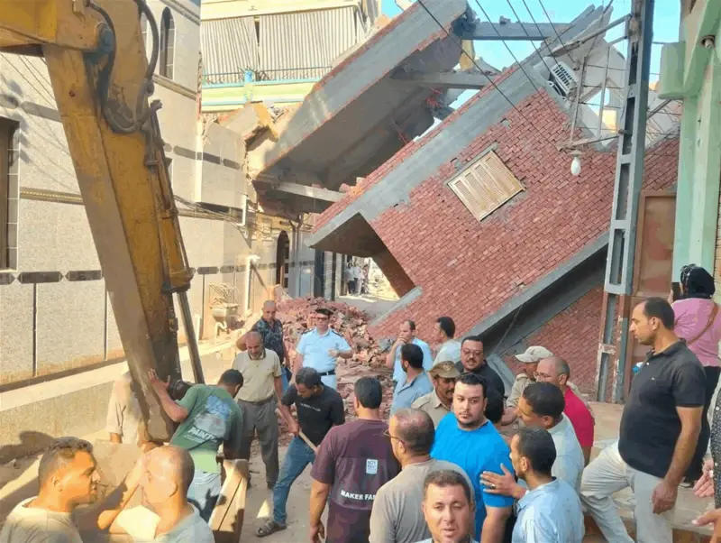 بينهم طفلان.. وفاة عدد من الأشخاص بانهيار عقار سكني في القاهرة