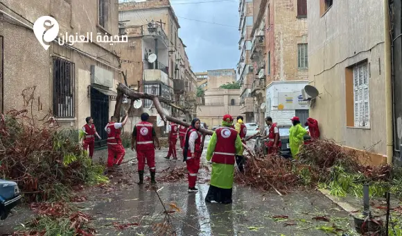 الهلال الأحمر يواصل إزالة عوائق التقلبات الجوية في طرابلس - اخبار ليبيا