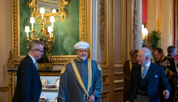 بالصور.. جلالةُ السُّلطان المُعظّم يقوم بجولة في معرض المُقتنيات بقلعة ويندسور