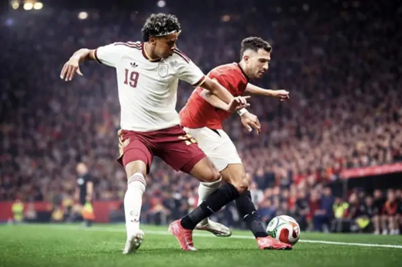 فيفا يعاقب الاتحاد الإسباني بسبب هتافات عنصرية