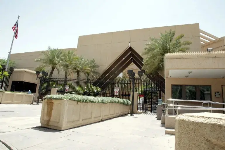 الولايات المتحدة تأمر موظفيها "غير الأساسيين" وعائلاتهم بمغادرة السعودية