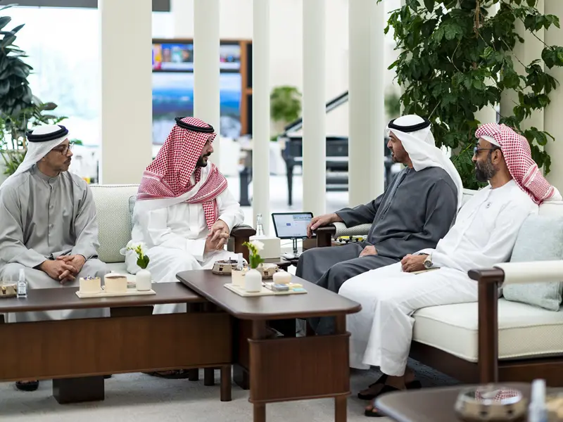 الرئيس الإماراتي يبحث مع وزير الدفاع السعودي تعزيز التعاون والتطورات الإقليمية