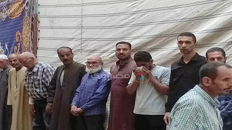 بالصور- انهيار والد وشقيق مضيفة الطيران عزة رمزي في تشييع جثمانها بالبحيرة