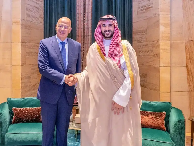 وزير الدفاع السعودي ونظيره اليوناني يستعرضان التطورات الإقليمية
