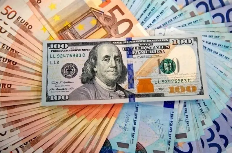 تراجع الدولار مع انخفاض النفط وترقب بيانات الفائدة الأمريكية