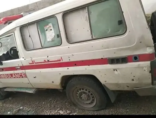 قصف حوثي يستهدف سيارة إسعاف في تعز ويودي بحياة سائقها ويصيب طبيباً أثناء محاولة إسعاف فتاة