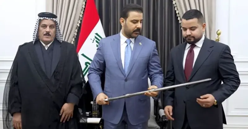 شفق نيوز..الزيدي يوجّه بحماية المبلّغ عن فساد مسؤول عراقي ويهديه سيفاً (فيديو)