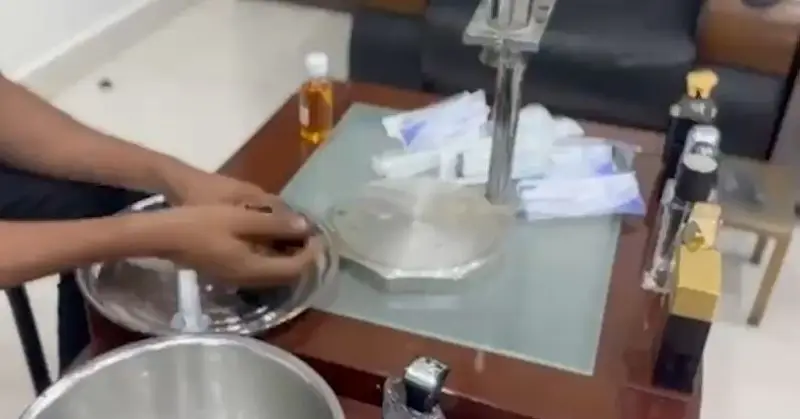 الداخلية: ضبط متهمين بترويج عطور مقلدة على أنها أصلية