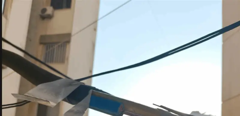 بالصور: محاولة سرقة فاشلة لكابلات كهربائية من مبنى في طرابلس