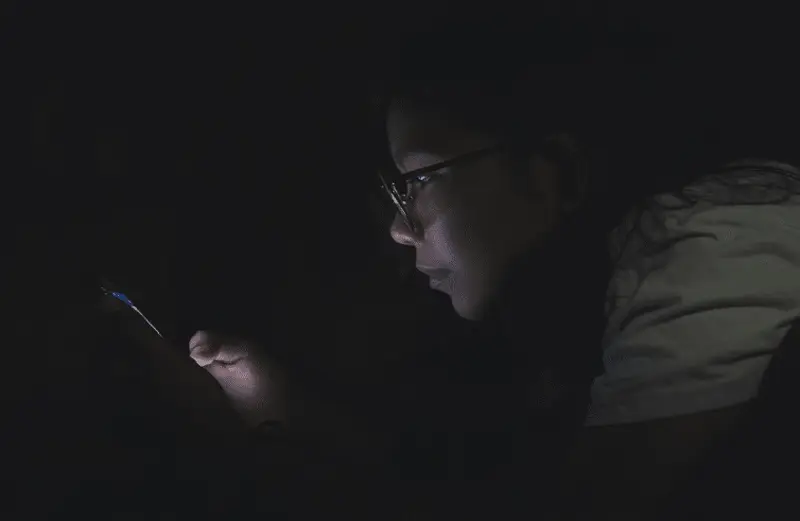 أضرار استخدام الهاتف الذكي أثناء الاستلقاء في السرير - اخبار ليبيا