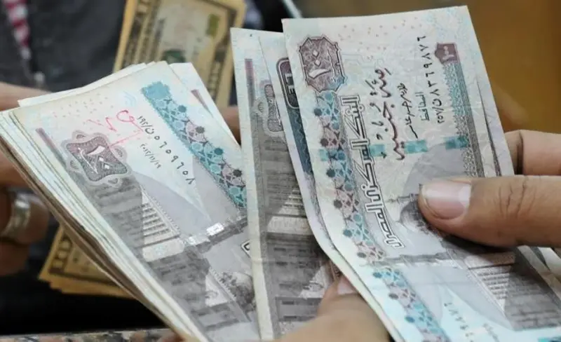 تحسن آفاق نمو الاقتصاد المصري.. وتوقعات بتراجع الجنيه مقابل الدولار