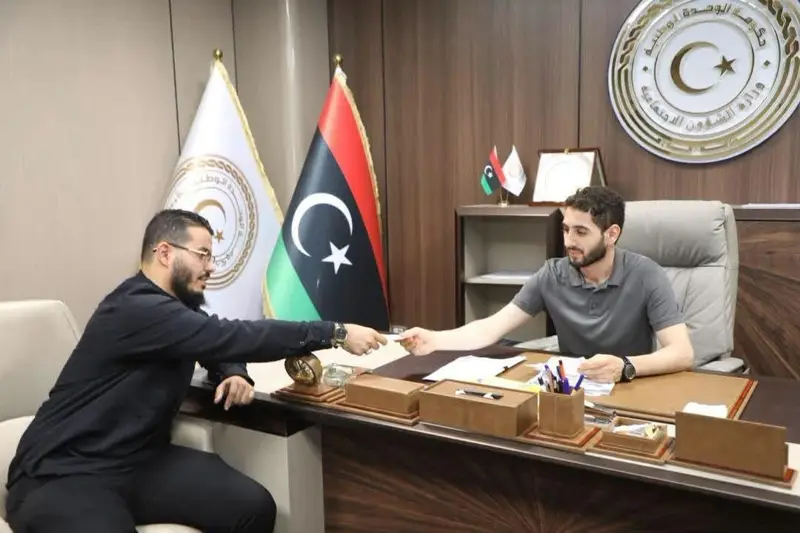 وزارة الشؤون الاجتماعية تسلم منح مالية لأسر النازحة جراء تداعيات الأمطار الغزيرة - اخبار ليبيا