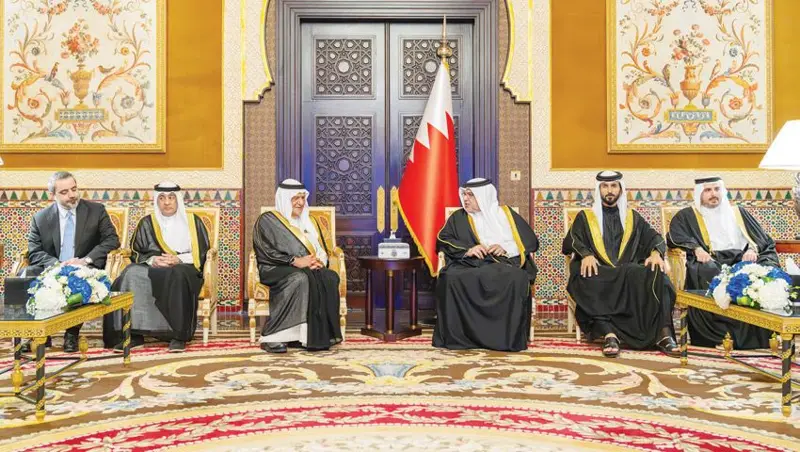 ولي العهد رئيس الوزراء: البحرين بقيادة الملك تواصل التزامها الراسخ بدعم مسيرة العمل الخليجي والعربي وتعزيز التعاون لمواجهة جميع التحديات الراهنة
