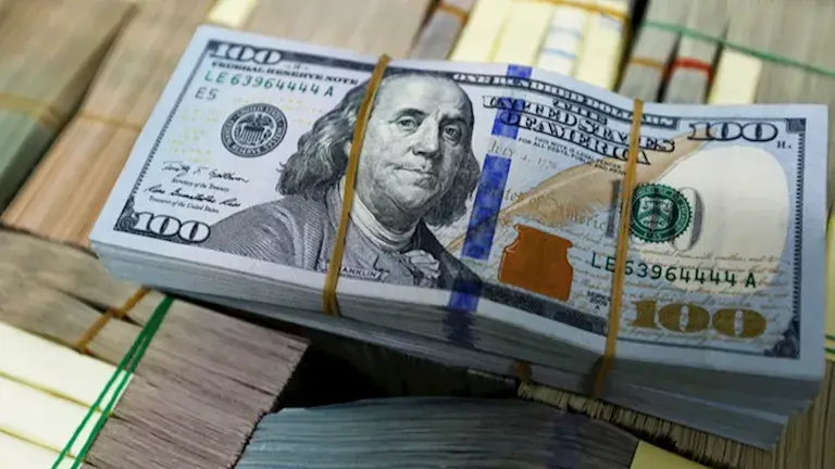 كيف تحرك سعر الدولار عالميًا ومحليًا خلال تعاملات الأسبوع؟