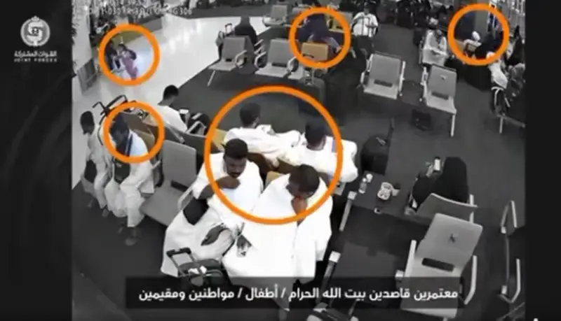 بملابس الإحرام وتحت نيران الصواريخ.. مشاهد المعتمرين في مطار الرياض (فيديو)