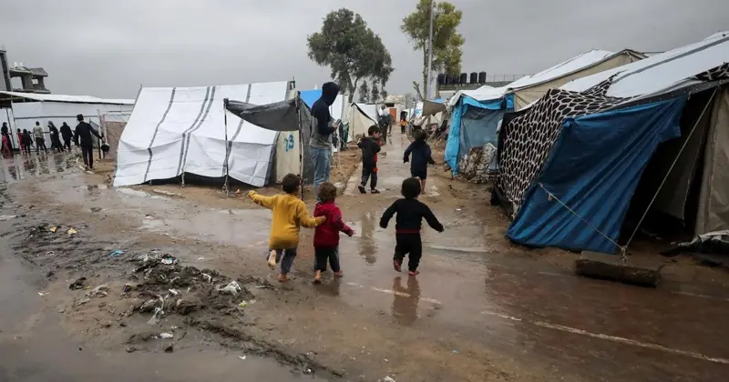 شتاء غزة: مأساة النازحين تتجدد مع أولى ليالي البرد والمطر