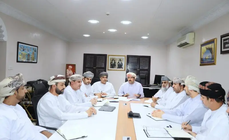 مناقشة تطوير منظومة الأمن والسلامة في مدارس شمال الباطنة