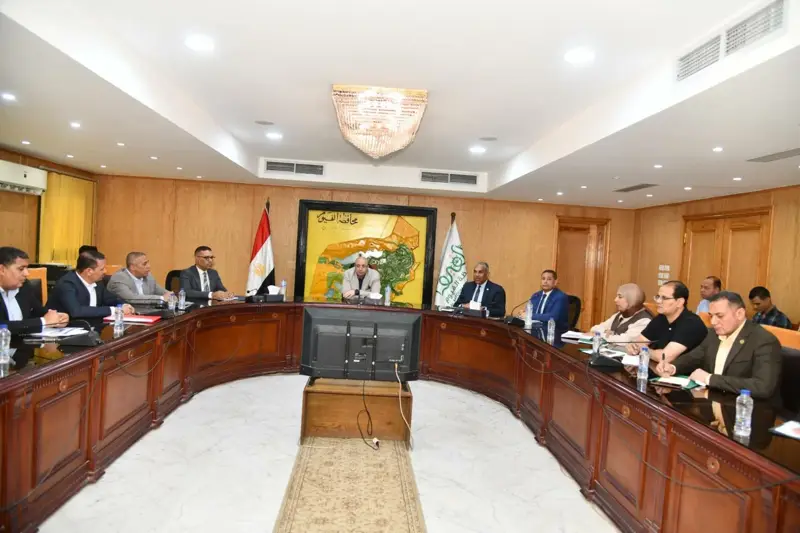 محافظ الفيوم يوجه بسرعة استرداد الأراضي التي رُفضت طلبات تقنينها وملاحقة واضعي اليد غير الجادين