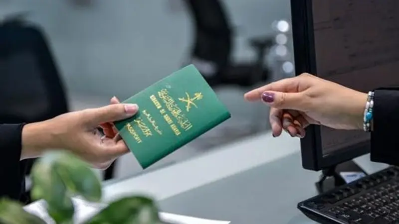 هل يمكن لأحد الوالدين فحص الجواز السابق وتفعيل جواز السفر الجديد لأفراد الأسرة؟ الجوازات تجيب