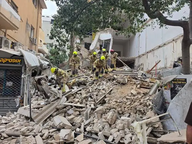 انهيار مبنى قيد الإنشاء في تل أبيب وإنقاذ عالقين