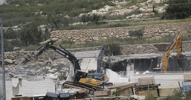 الاحتلال يهدم منزلا جنوب الخليل