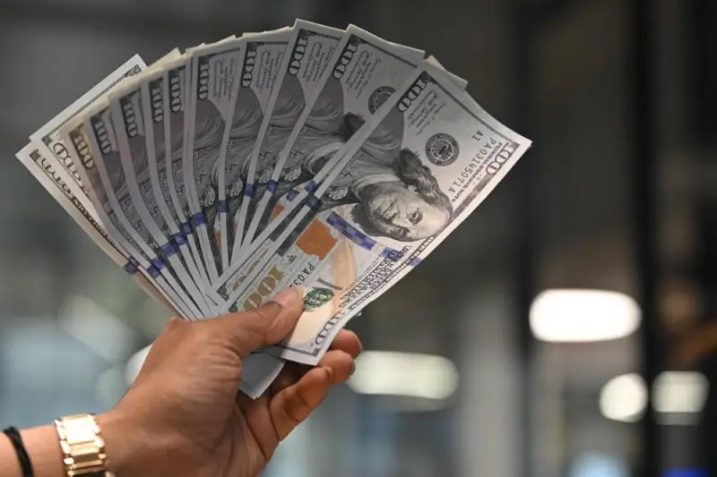 الدولار يتراجع مع تقليص توقعات رفع الفائدة