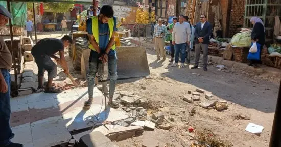 حى العجوزة يزيل تعديات المحلات بشارع السوق فى ميت عقبة لتوسعة الطريق.. صور