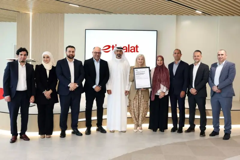 اتصالات الإمارات تصبح أول مشغل بالشرق الأوسط وشمال أفريقيا ينال آيزو لإدارة الذكاء الاصطناعي
