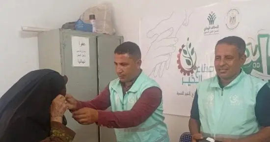 صناع الخير توزع 250 نظارة طبية على الأسر الأولى بالرعاية ببنى سويف ضمن «إيد واحدة»