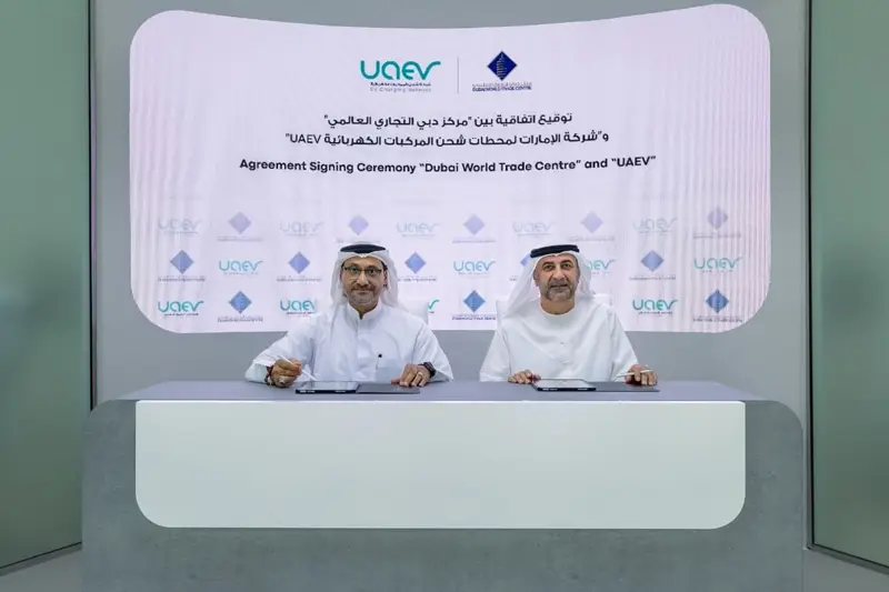 "الإمارات لمحطات شحن المركبات الكهربائية" و"دبي التجاري العالمي" يتعاونان لدعم التنقل المستدام
