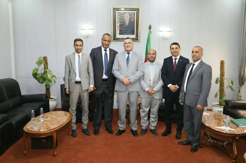 وزير الري يستقبل نوابًا عن الدائرة الانتخابية للبيض والأبيض سيدي الشيخ