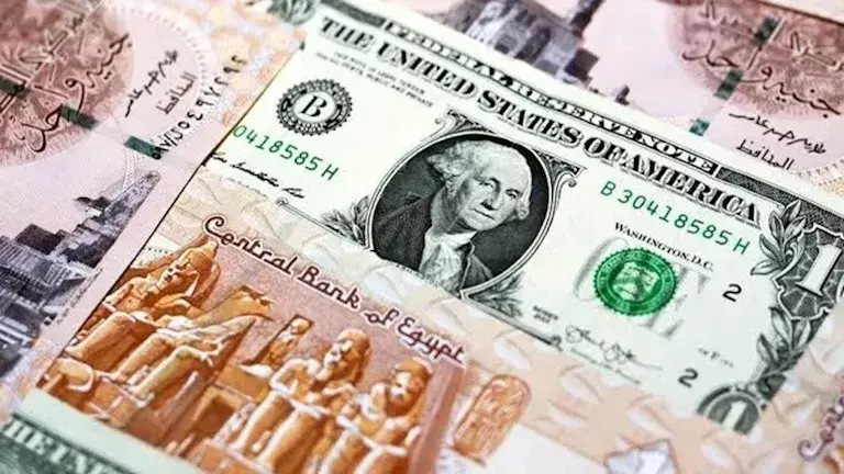 ستاندرد آند بورز تتوقع انخفاص الجنيه إلى 52 لكل دولار في 2027 وتراجع التضخم إلى 12.9%
